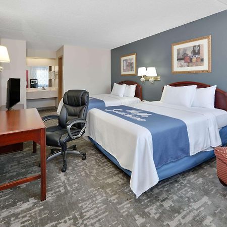 Days Inn & Suites By Wyndham Bentonville Exterior photo