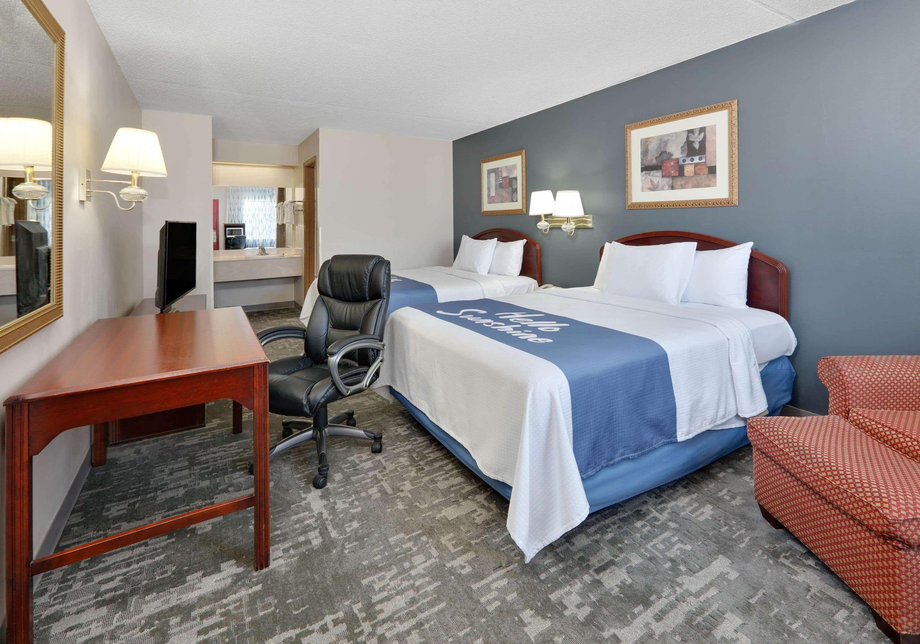 Days Inn & Suites By Wyndham Bentonville Exterior photo