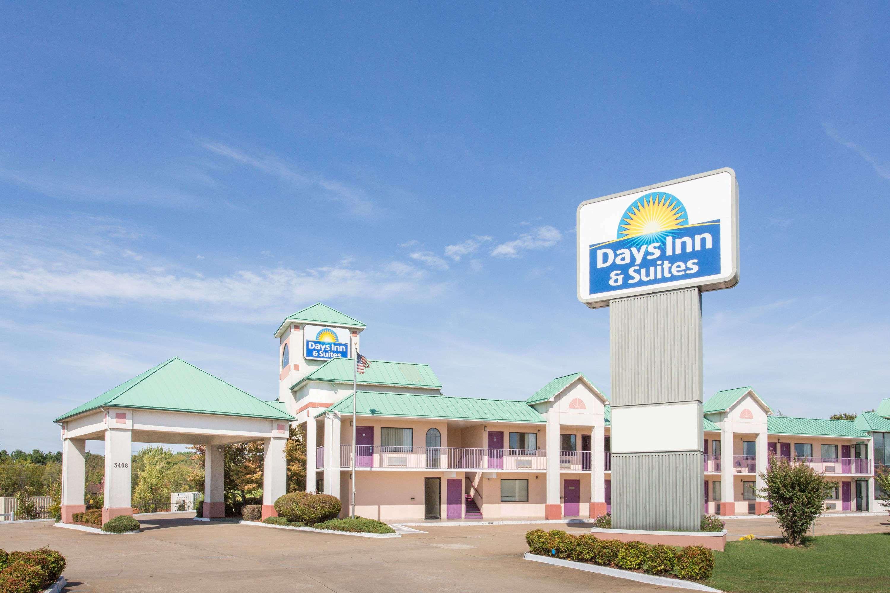 Days Inn & Suites By Wyndham Bentonville Exterior photo