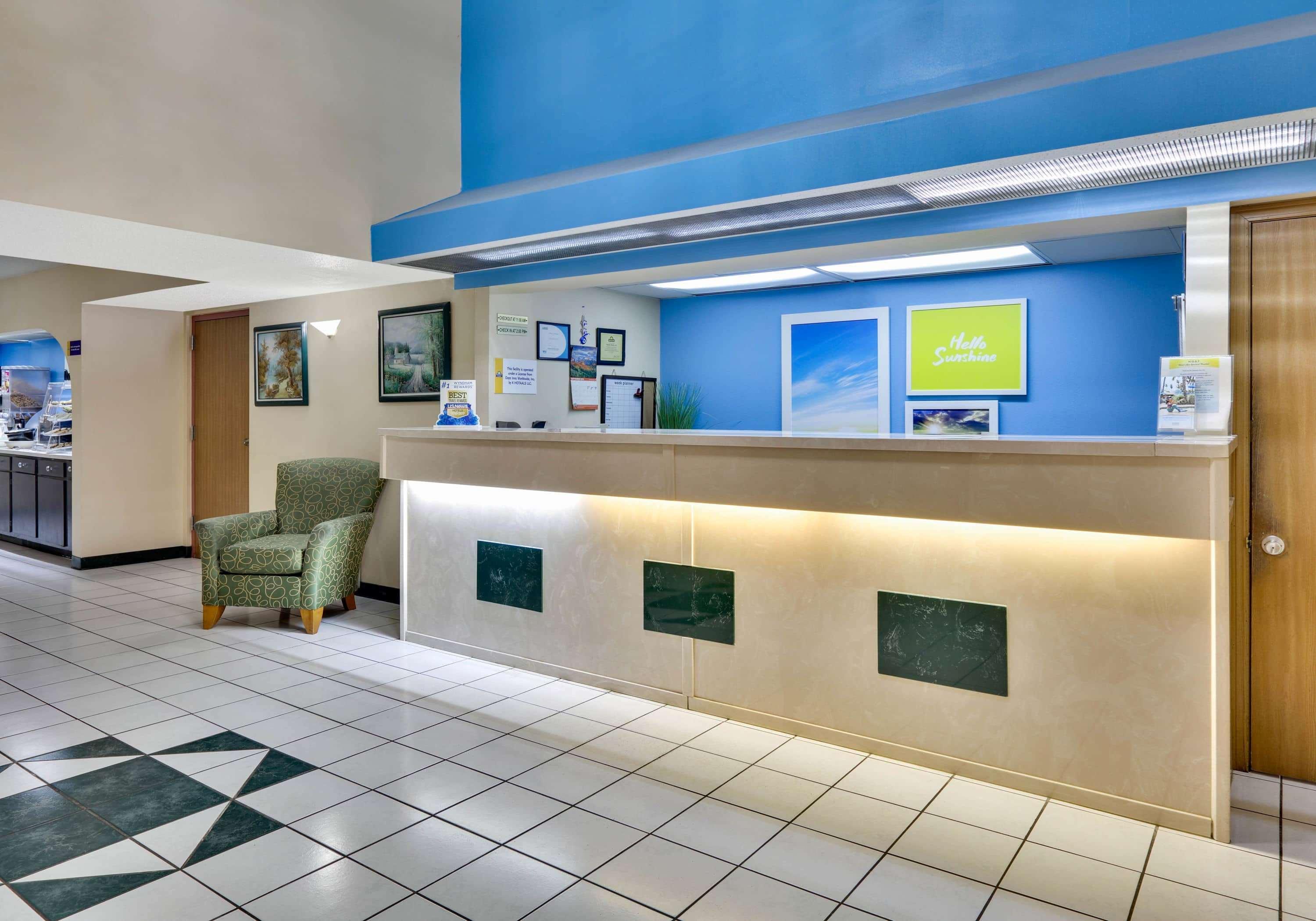 Days Inn & Suites By Wyndham Bentonville Exterior photo