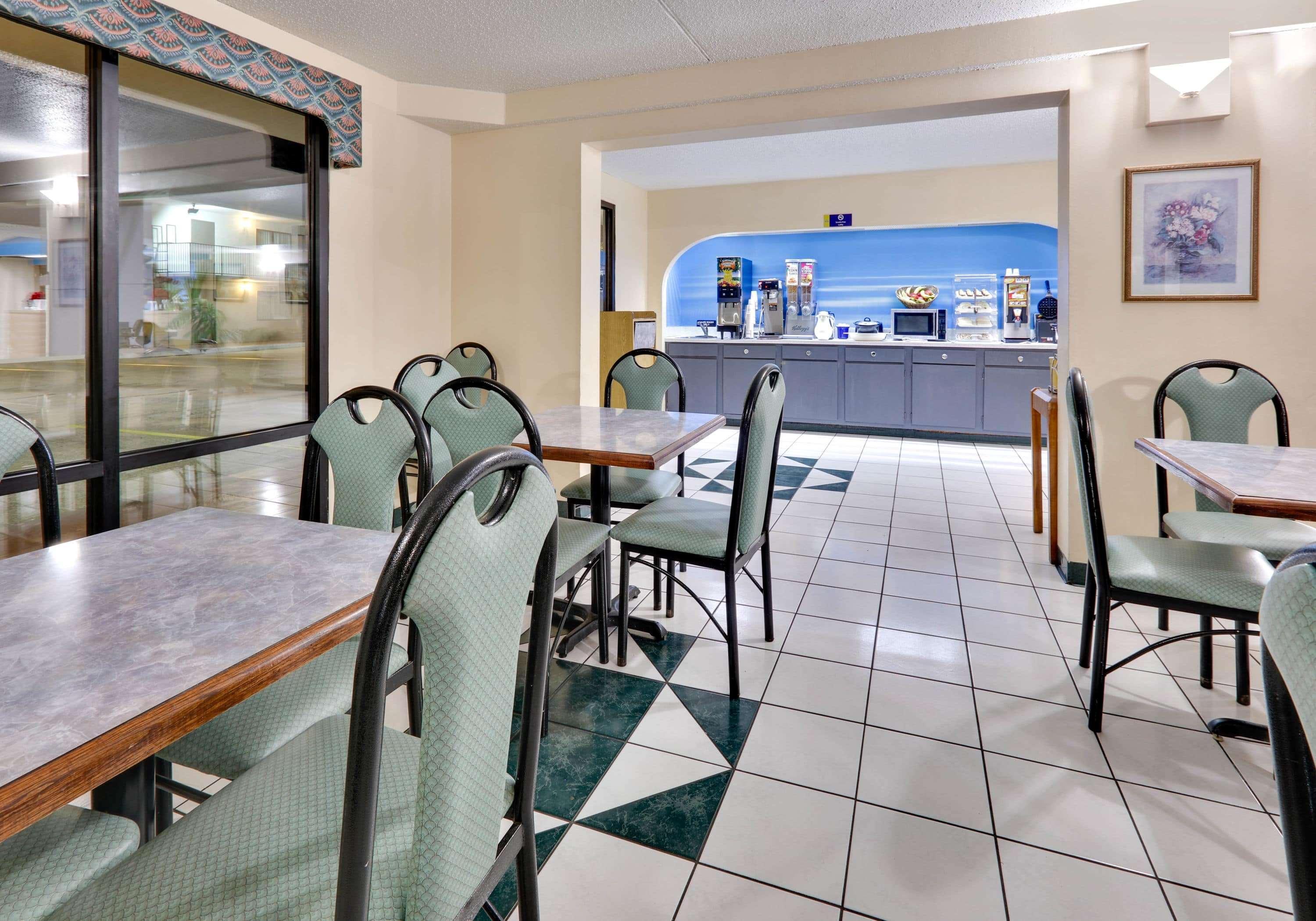 Days Inn & Suites By Wyndham Bentonville Exterior photo