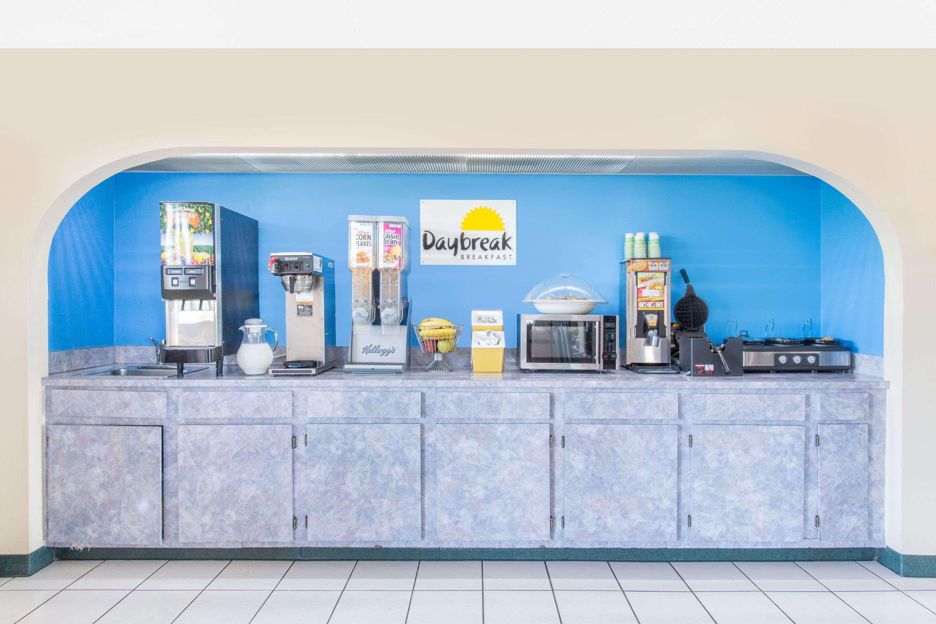 Days Inn & Suites By Wyndham Bentonville Exterior photo